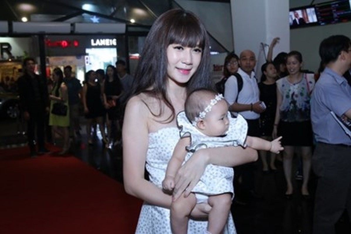 Ly Hai Minh Ha mang ba con di ra mat phim-Hinh-4